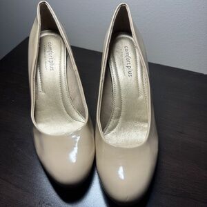 Round toed patent leather pump - US women's 10W